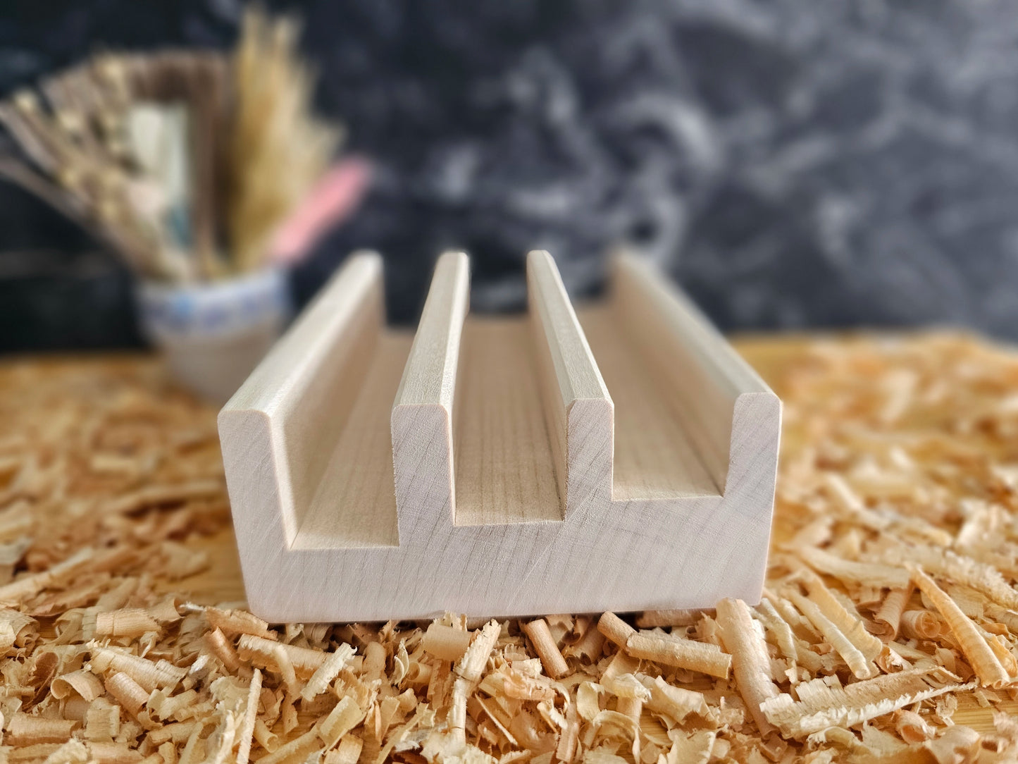 Handgefertigter Holz - Aufsteller für die stilvolle Präsentation der Erlebnisboxen