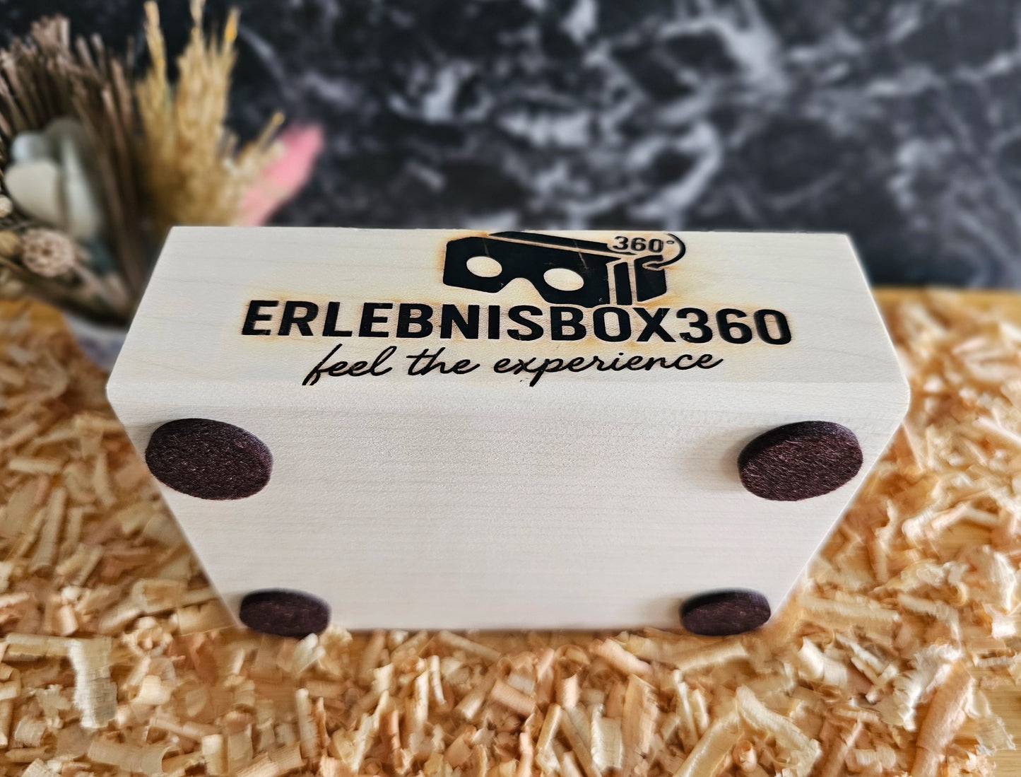 Handgefertigter Holz - Aufsteller für die stilvolle Präsentation der Erlebnisboxen