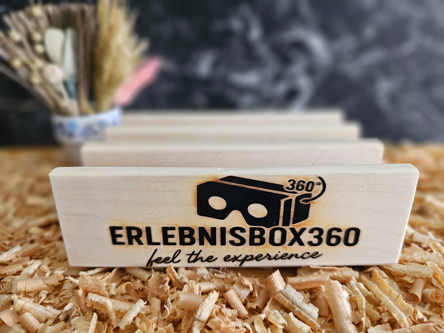 Handgefertigter Holz - Aufsteller für die stilvolle Präsentation der Erlebnisboxen